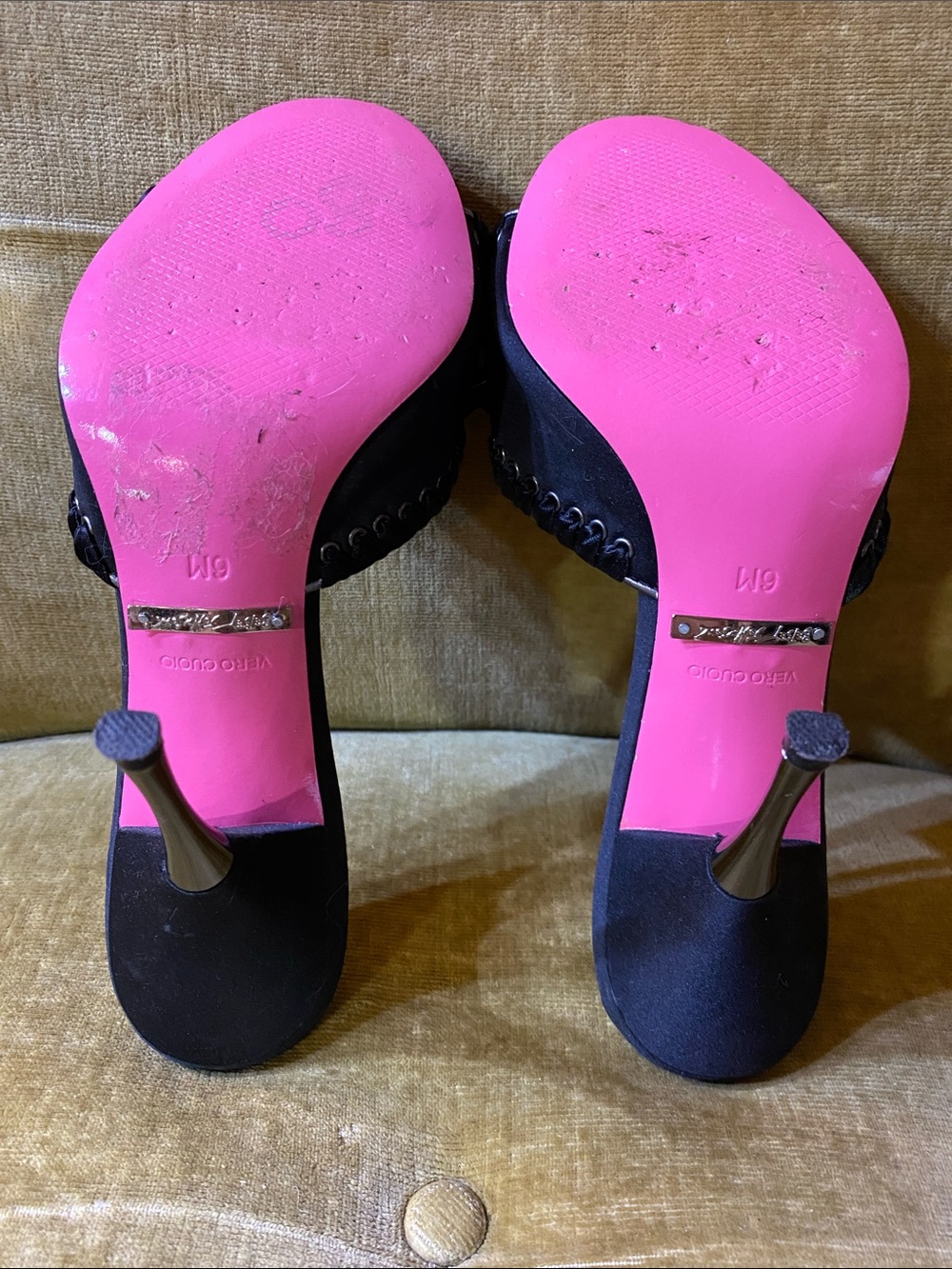 Betsey Johnson black satin mules , very pretty, size 6 M - Picture 3 of 4